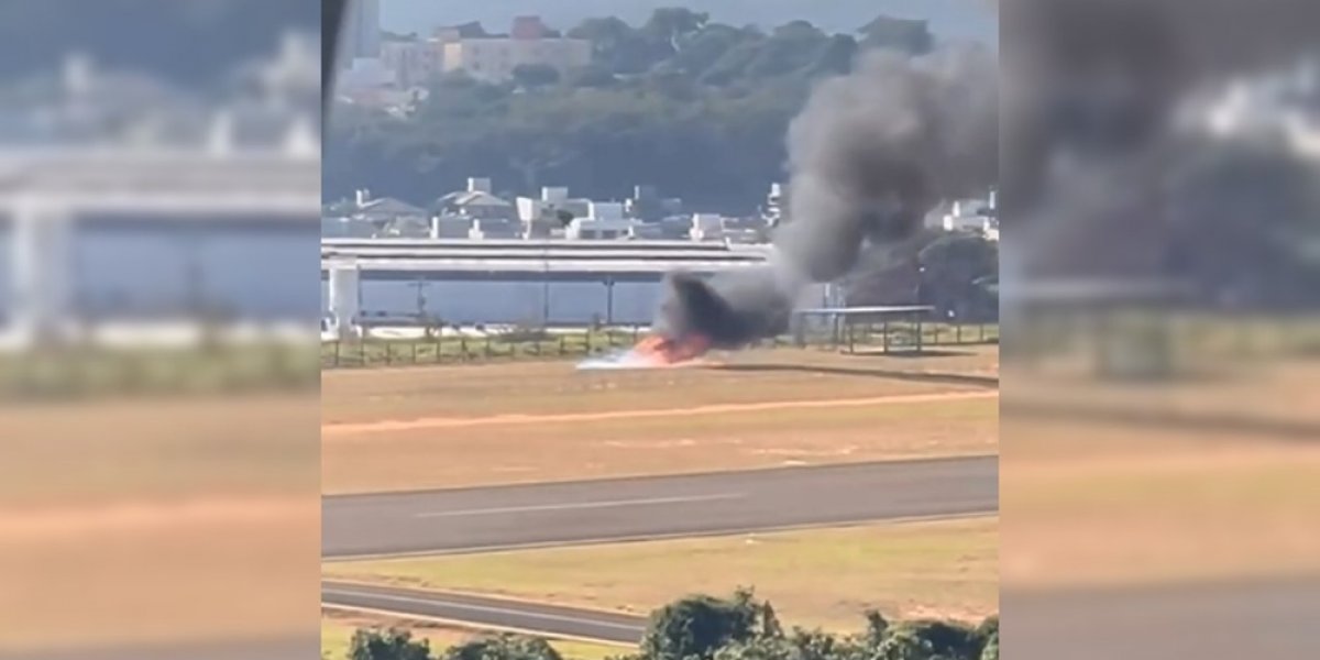 Avião pega fogo após queda no aeroclube de Bauru em São Paulo