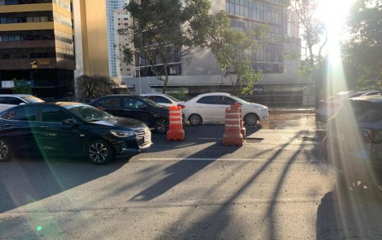 Buraco e vazamento causam transtorno no trânsito da Av. Tancredo Neves