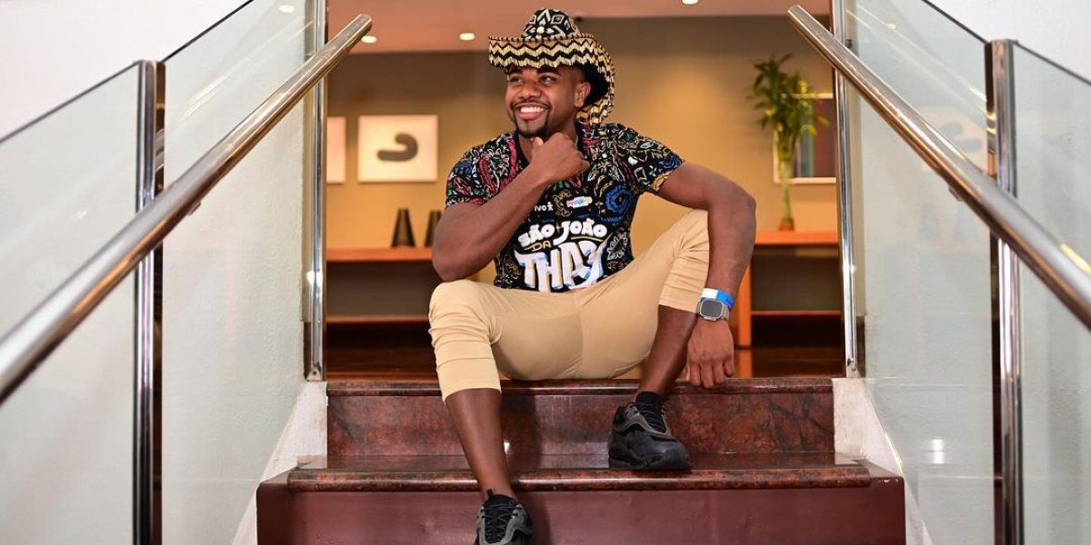 Davi Brito é visto em jantar romântico no dia dos namorados