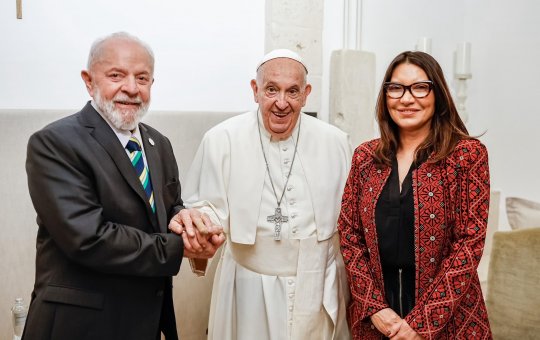 Lula posa ao lado de Papa Franciso durante Cúpula do G7