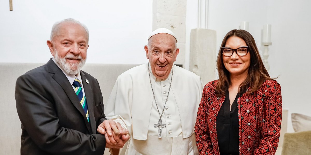 Lula posa ao lado de Papa Franciso durante Cúpula do G7