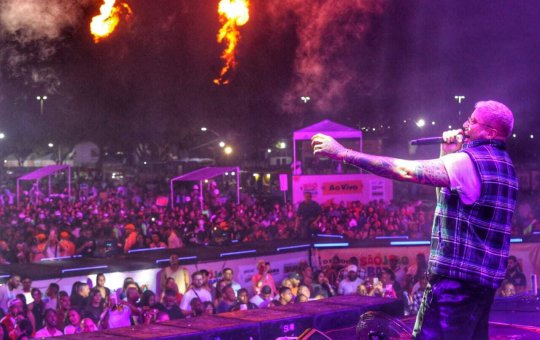 Kannário e Nadson O Ferinha agitam público no São João da Bahia