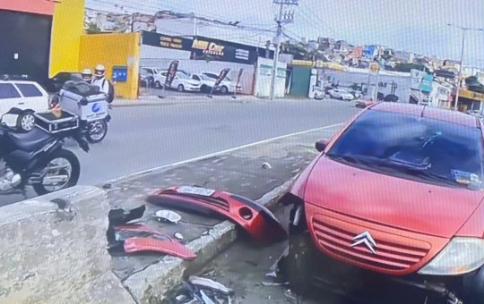 Suspeitos roubam carro e sofrem acidente em Salvador