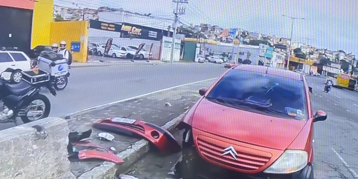Suspeitos roubam carro e sofrem acidente em Salvador