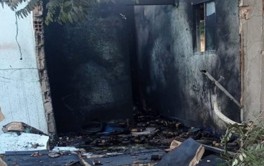 Explosão em fábrica clandestina de fogos deixa homem gravemente ferido na Bahia