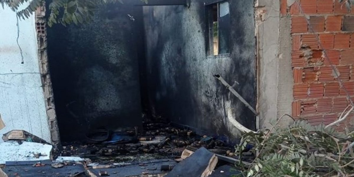 Explosão em fábrica clandestina de fogos deixa homem gravemente ferido na Bahia