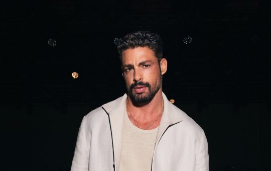 Cauã Reymond nega ter lista de exigências: “As pessoas têm imaginação fértil"