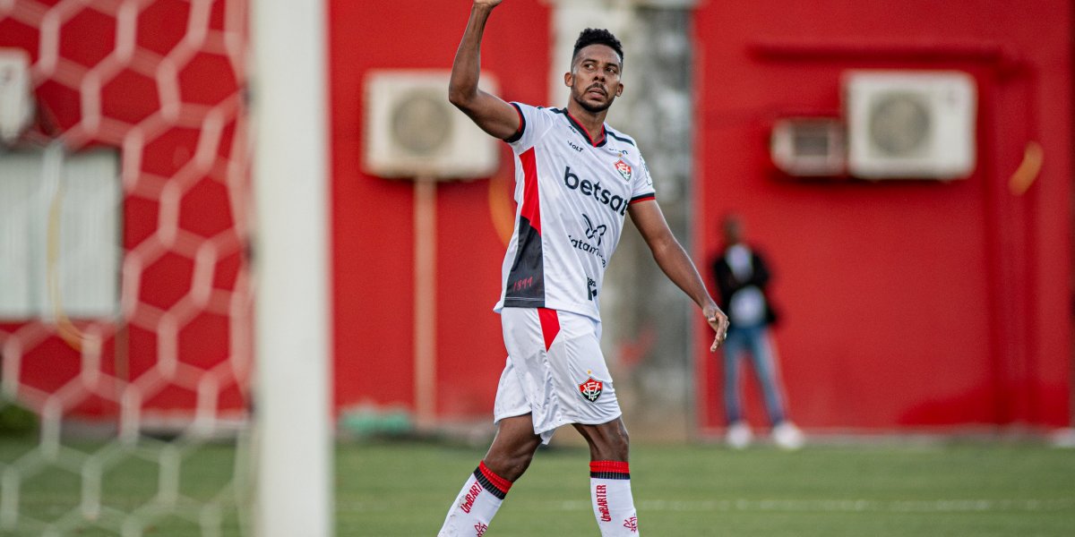 Willian Oliveira vive momento de artilharia no Vitória