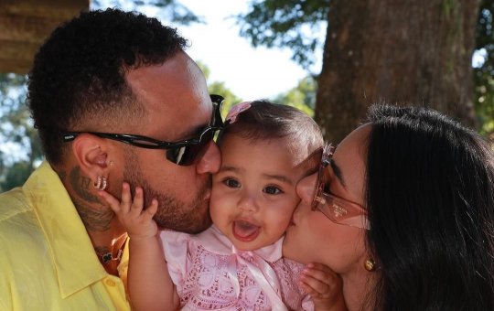 Neymar compartilha fotos de consagração da filha em igreja evangélica