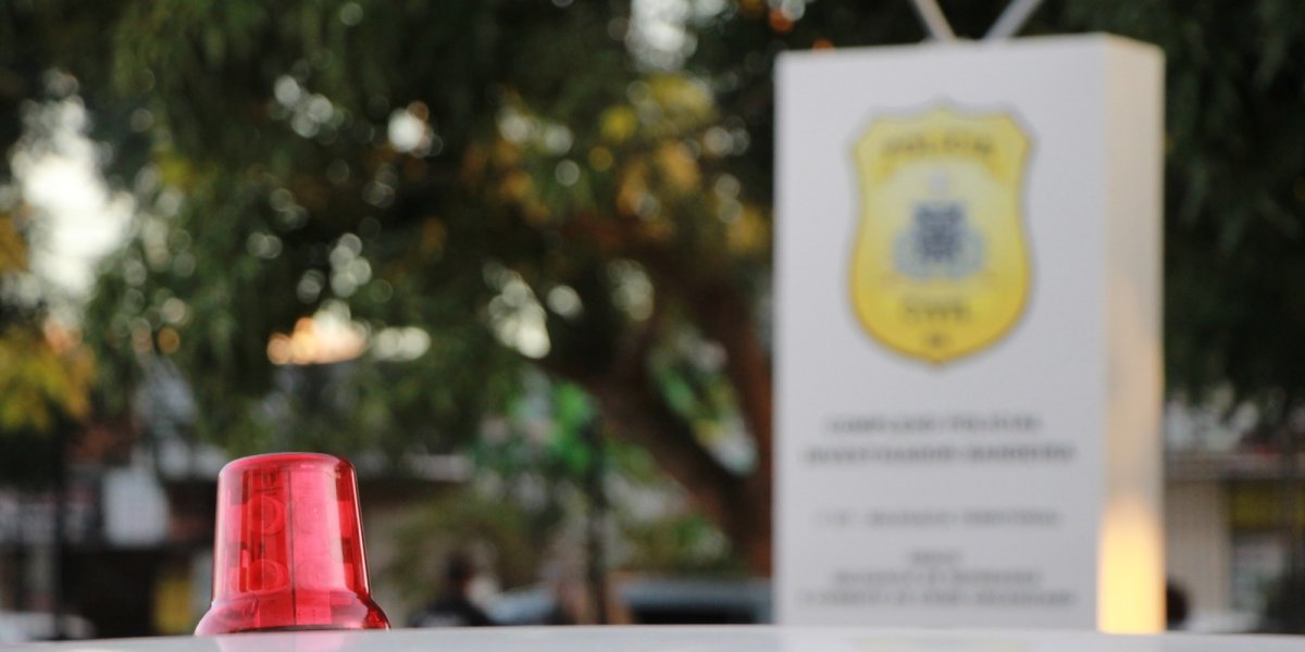 Viatura da Polícia Civil é atingida por tiro no bairro da Calçada