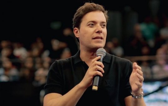 André Valadão manda recado para fiéis: "Não mande seu filho para a faculdade"