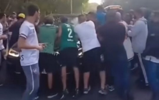 Torcida organizada do Fluminense realiza protesto em frente ao CT