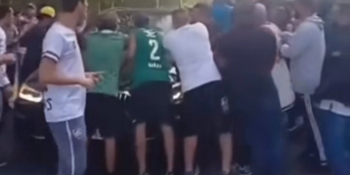 Torcida organizada do Fluminense realiza protesto em frente ao CT