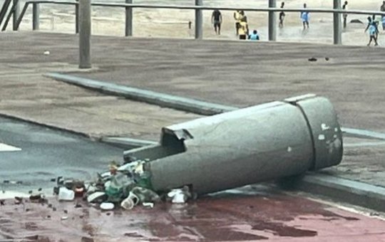 Lixeiras de concreto aparecem destruídas na orla de Salvador