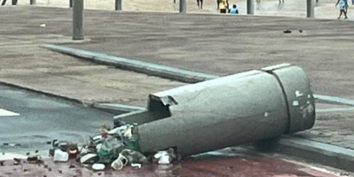 Lixeiras de concreto aparecem destruídas na orla de Salvador