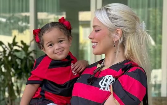 Cecília, filha de Karoline Lima canta música de time do padrasto