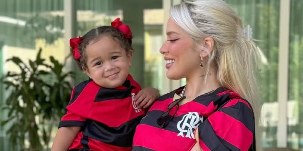 Cecília, filha de Karoline Lima canta música de time do padrasto