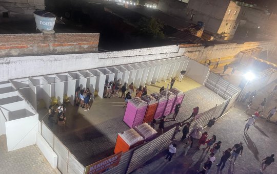 Prefeito de Irecê constrange mulheres com banheiros sem teto e sem porta