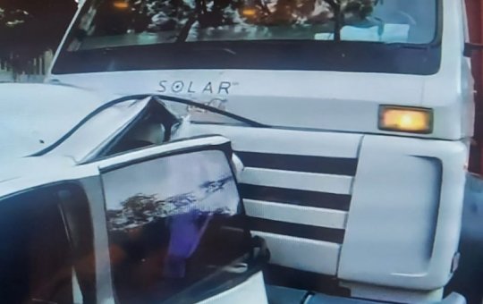 Acidente envolvendo Carro e Caminhão da Coca-Cola próximo ao Retiro