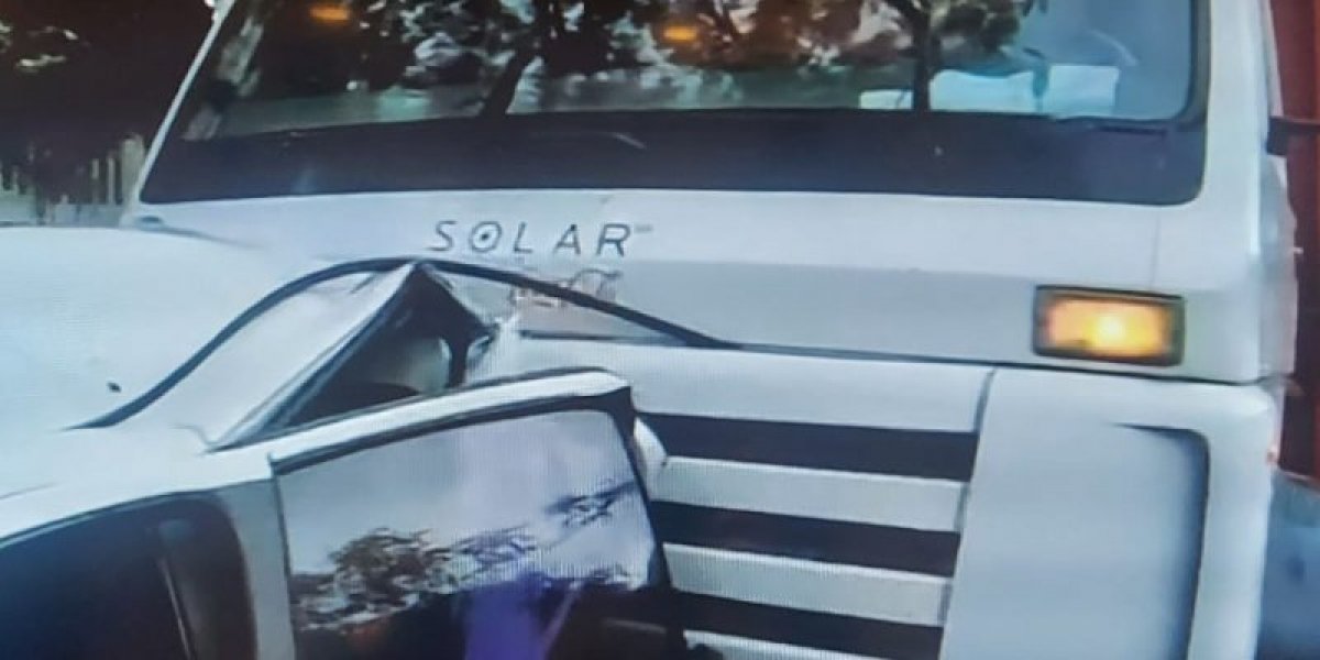 Acidente envolvendo Carro e Caminhão da Coca-Cola próximo ao Retiro