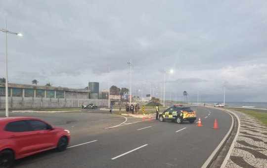 Buraco na Avenida Octávio Mangabeira causa desvio de trânsito na Boca do Rio