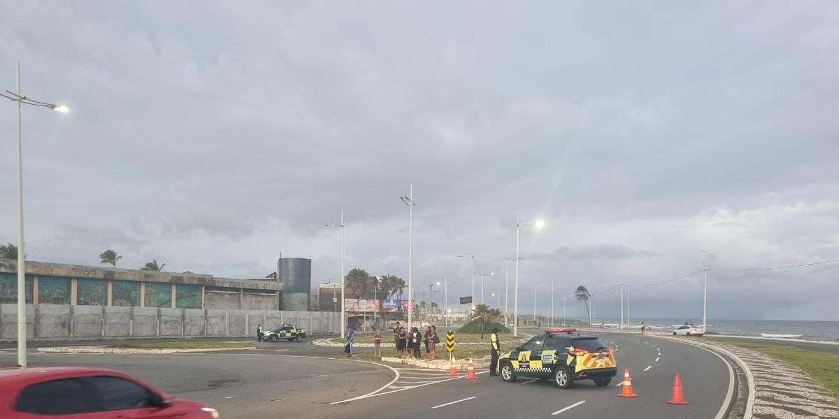 Buraco na Avenida Octávio Mangabeira causa desvio de trânsito na Boca do Rio