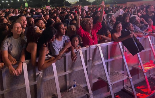 Entre a multidão e o palco: os bastidores das grades de shows