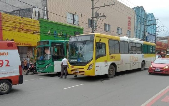 Acidente entre dois ônibus deixa 12 feridos em Salvador