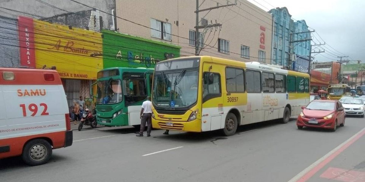 Acidente entre dois ônibus deixa 12 feridos em Salvador