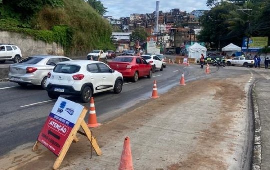 Trânsito é desviado em trecho da Avenida San Martin em Salvador
