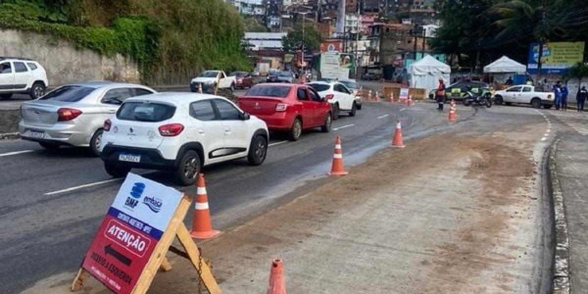Trânsito é desviado em trecho da Avenida San Martin em Salvador