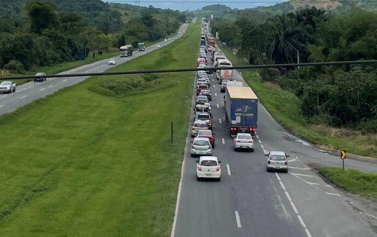 Retorno para casa: Trânsito segue intenso na BR-324