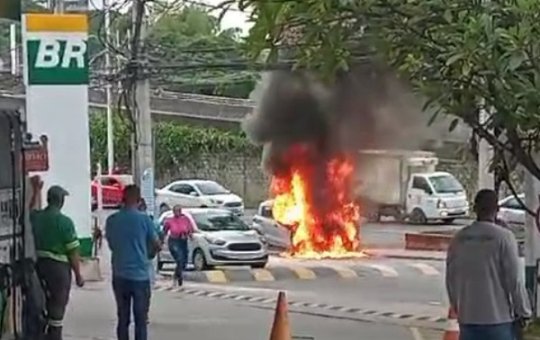 Carro pega fogo na Av. Juracy Magalhães