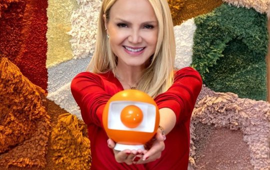 Eliana anuncia contrato com a Globo
