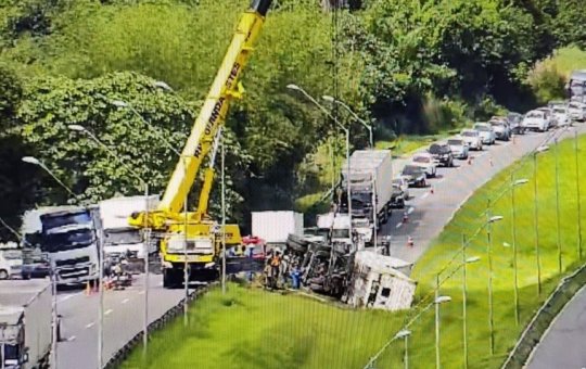 Retirada de carreta causa engarrafamento na BR-324