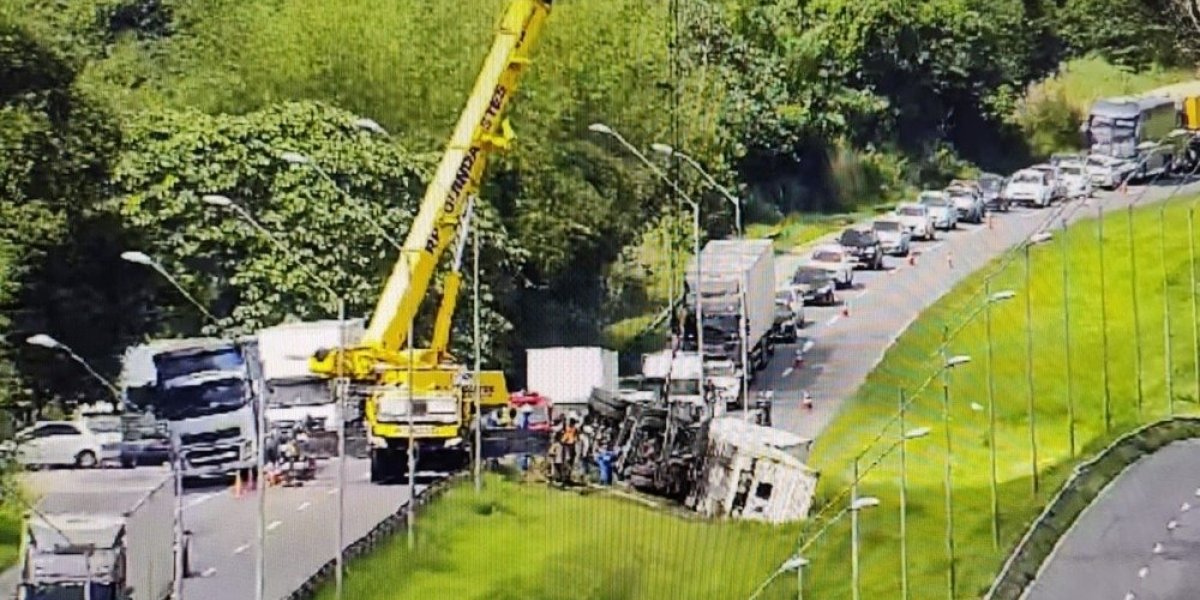 Retirada de carreta causa engarrafamento na BR-324