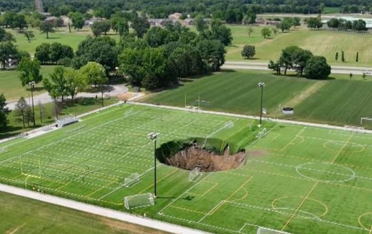 Cratera gigante se abre em campo de futebol nos EUA