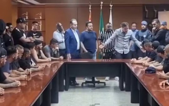 Presidente mostra proposta de patrocinador a torcedores do Corinthians