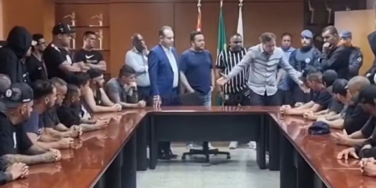 Presidente mostra proposta de patrocinador a torcedores do Corinthians