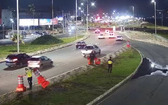 Tráfego na Avenida Octávio Mangabeira é normalizado após reparo em buraco