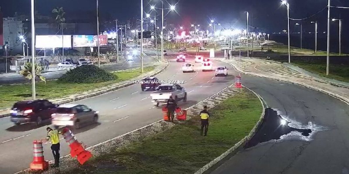 Tráfego na Avenida Octávio Mangabeira é normalizado após reparo em buraco