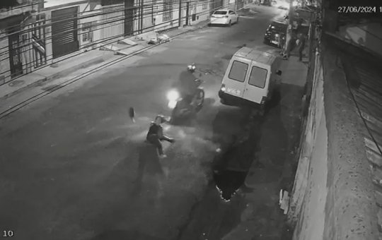 Mulher é arremessada no chão em tentativa de assalto