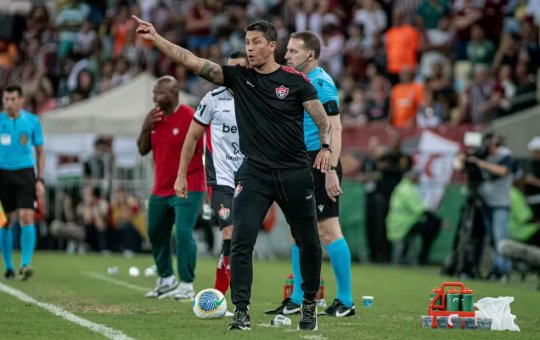 Carpini explica alterações que fizeram o Vitória vencer o Fluminense