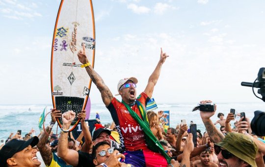 Italo Ferreira vence Yago Dora e é campeão da etapa de Saquarema na WSL