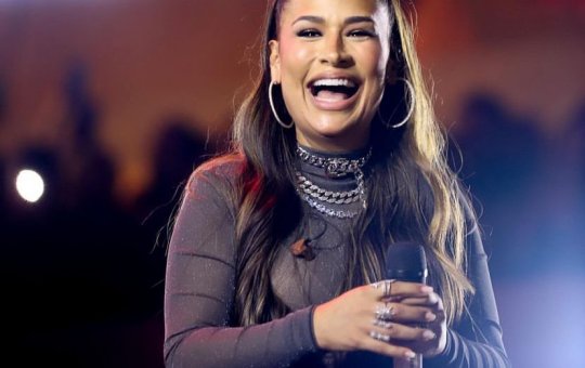 Fã-mirim encanta cantora Simone e o público do Parque de Exposições de Salvador