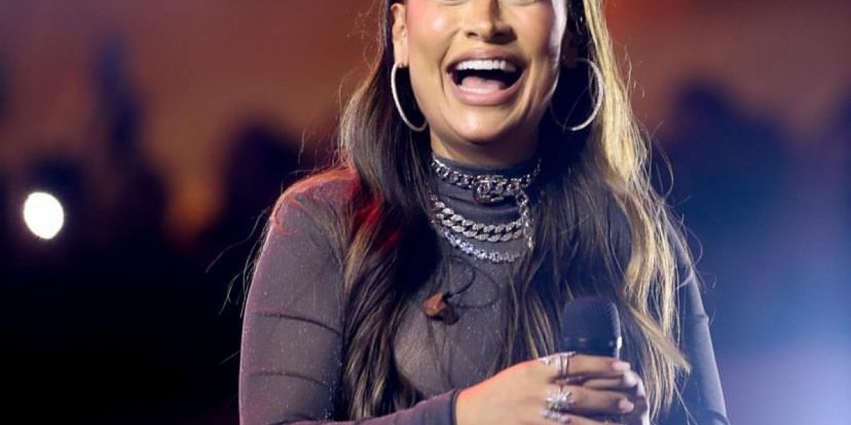 Fã-mirim encanta cantora Simone e o público do Parque de Exposições de Salvador