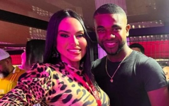 Davi Brito aparece beijando musa do Festival de Parintins