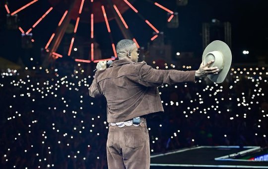 Incidente curioso: Léo Santana atingido por celular durante show em Gravatá-PE