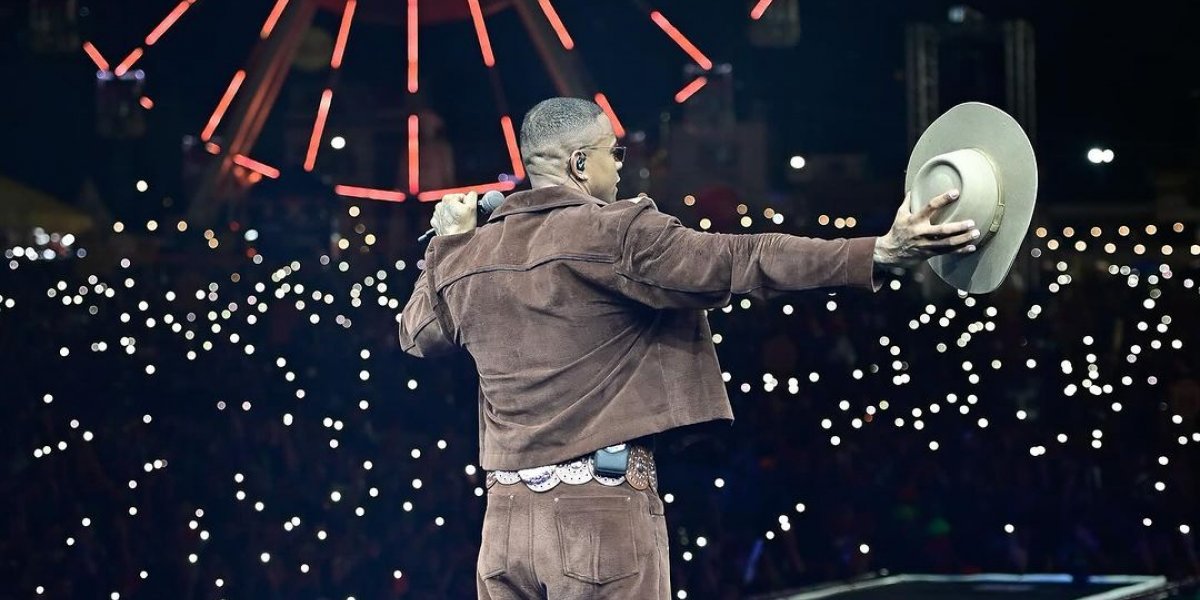 Incidente curioso: Léo Santana atingido por celular durante show em Gravatá-PE