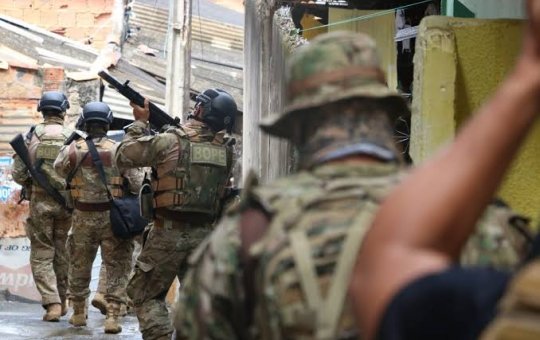 Suspeitos fogem da polícia e fazem família refém no bairro de Cidade Nova